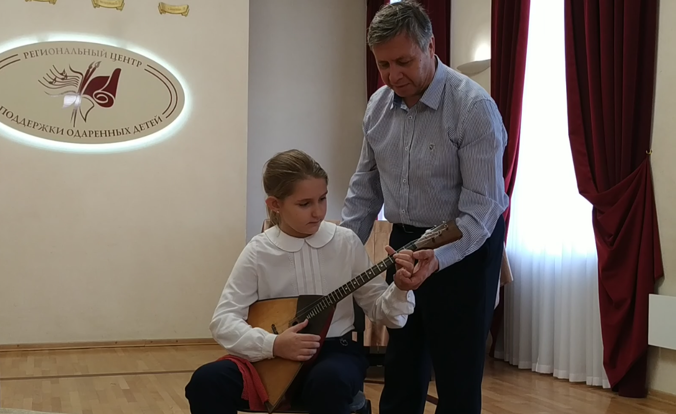 Анвер Жумаев провел мастер-класс «Работа над звуком в классе балалайки»