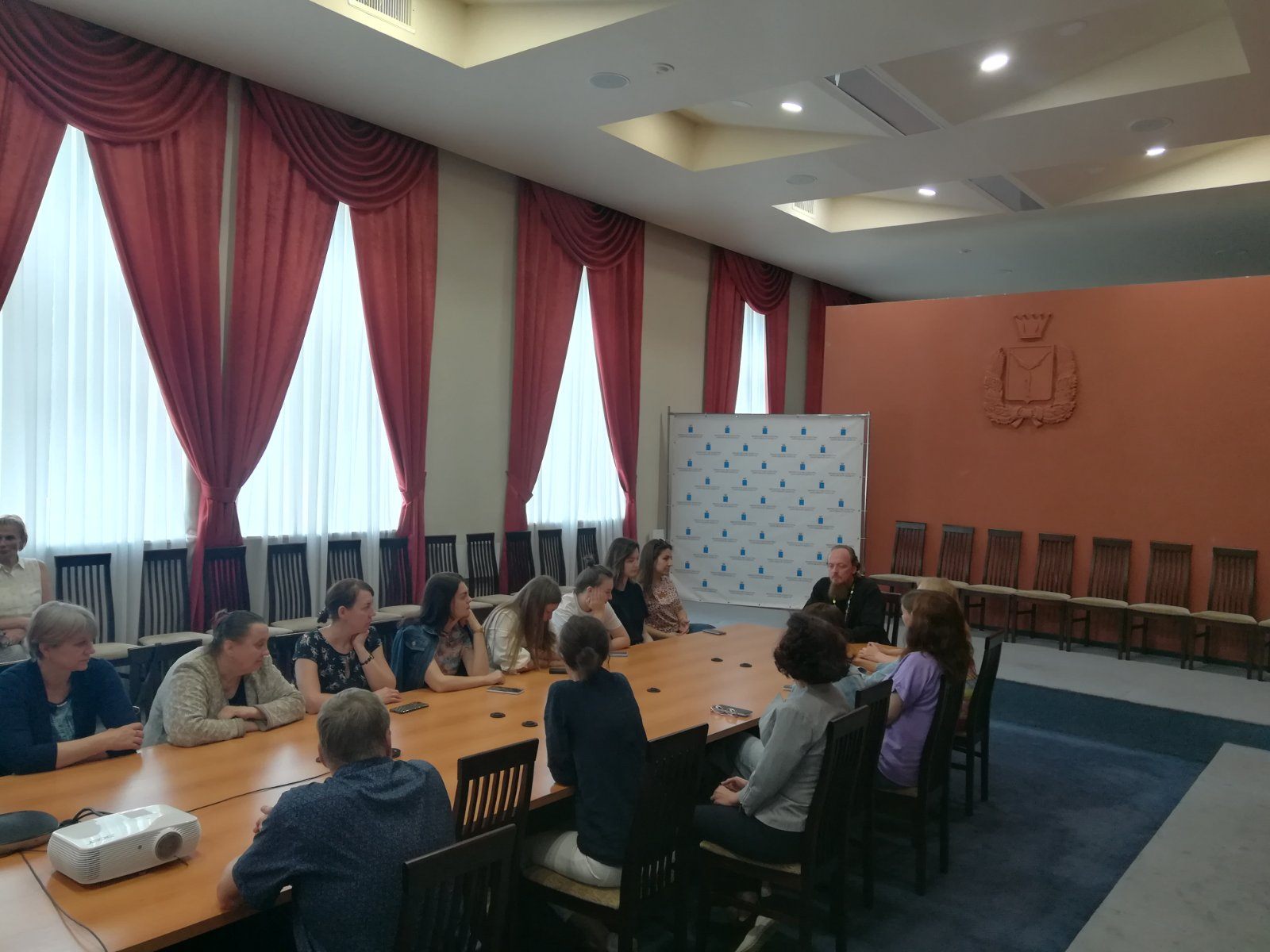 В Саратовском областном учебно-методическом центре прошла встреча иерея Александра Кузьмина с сотрудниками коллектива